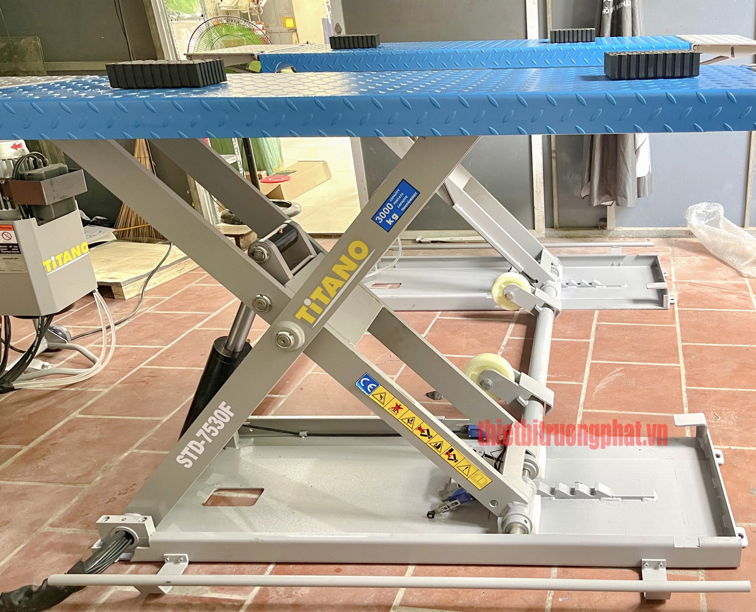 CẦU NÂNG Ô TÔ CẮT KÉO DI ĐỘNG CÔNG NGHỆ ITALIA TITANO STD-7530F - 3 TẤN CẦU NÂNG Ô TÔ CẮT KÉO DI ĐỘNG CÔNG NGHỆ ITALIA TITANO STD-7530F - 3 TẤN