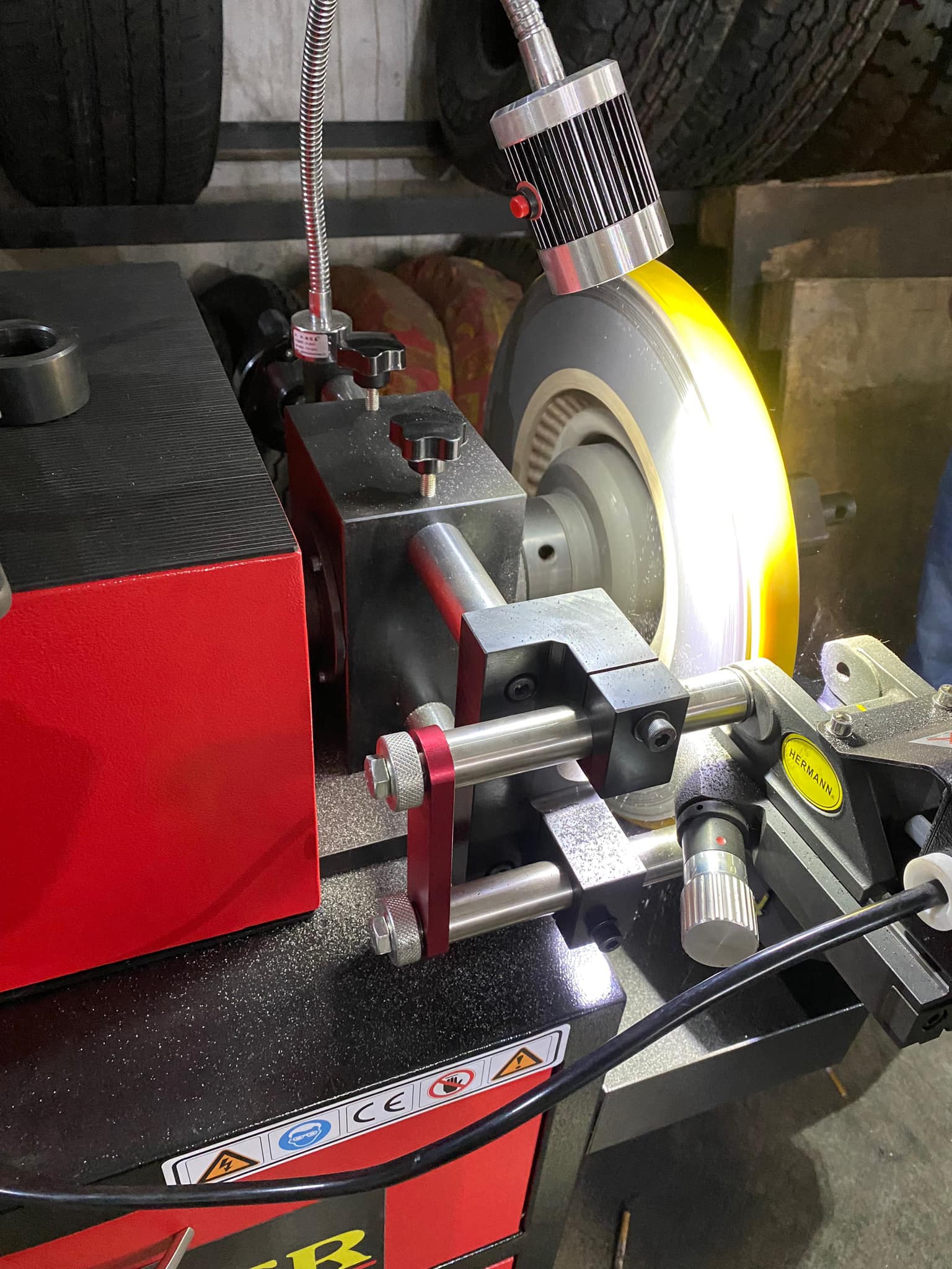 Máy láng đĩa phanh xe du lịch Máy láng đĩa phanh xe du lịch