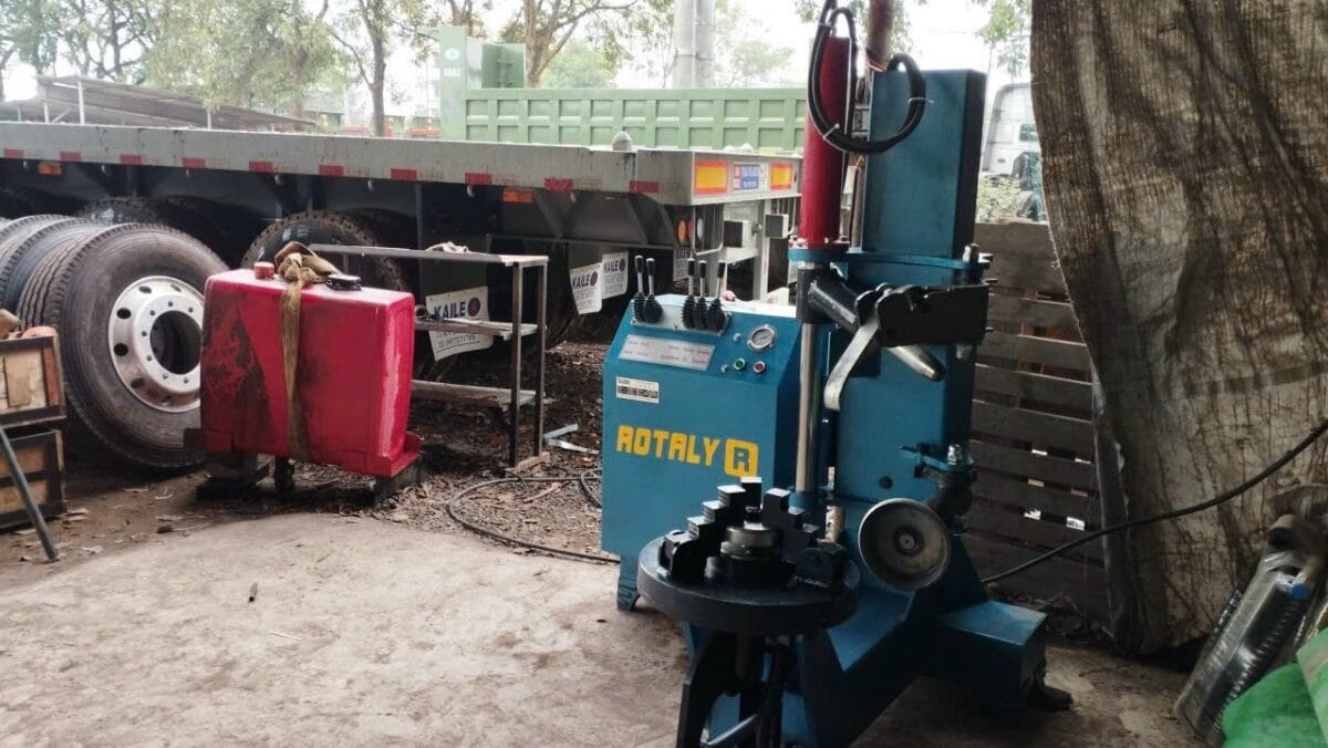 Máy ra vào lốp xe tải loại đứng - R1300-3P