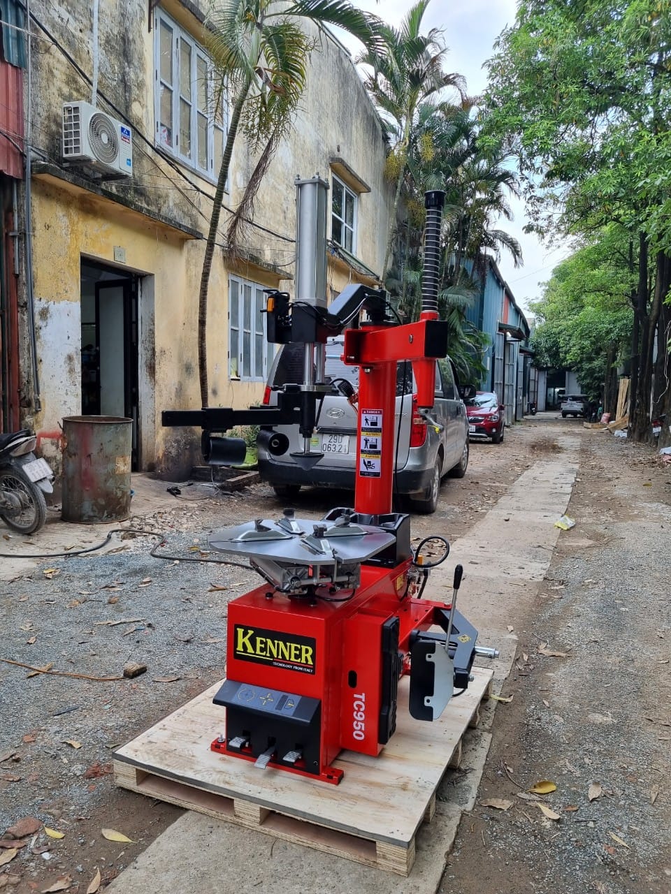 Máy ra vào lốp xe du lịch – TC 950 Máy ra vào lốp xe du lịch – TC 950