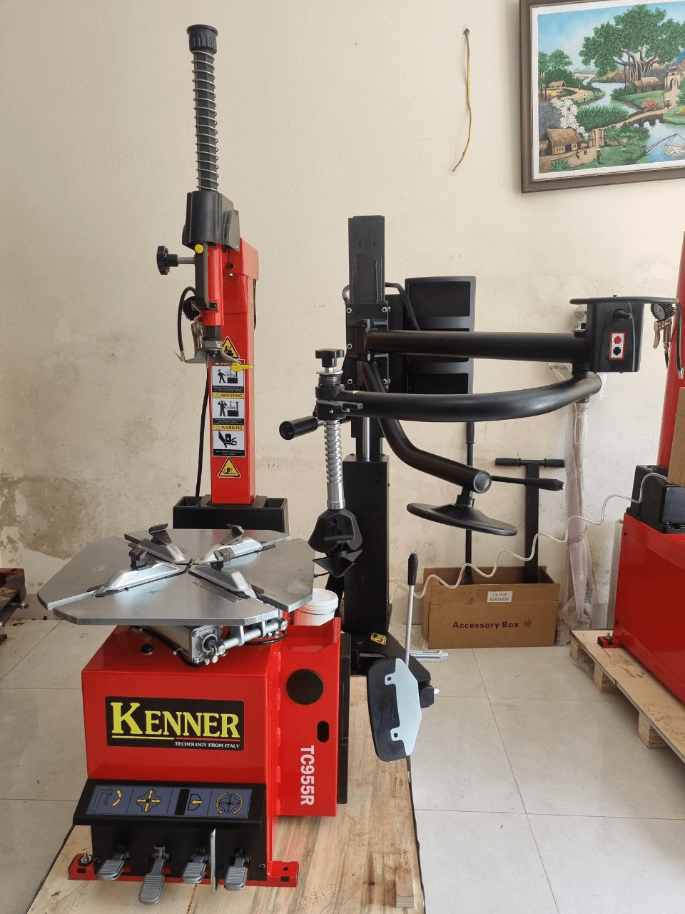 Máy ra vào lốp xe ô tô