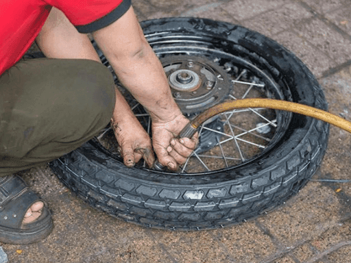Tại sao không nên bơm bánh xe máy quá căng?