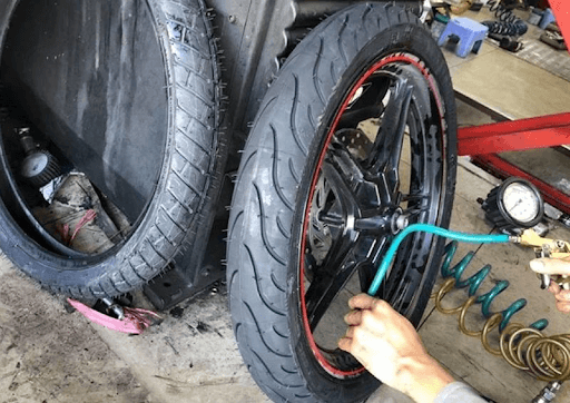Cách bơm lốp xe máy đúng cách