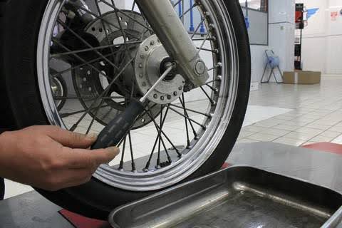 Thay săm xe máy hết bao nhiêu tiền?