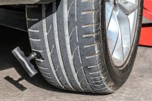 Nguyên nhân xe ô tô bị thủng lốp