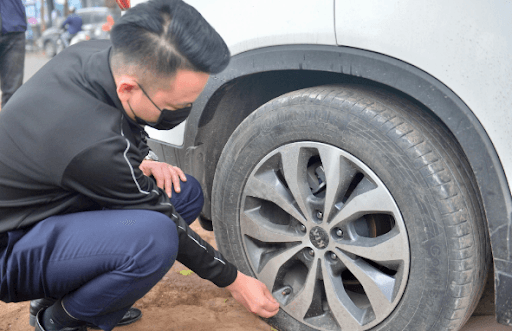 Cách tránh thủng lốp xe ô tô