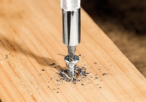 Tháo ốc bị toét đầu
