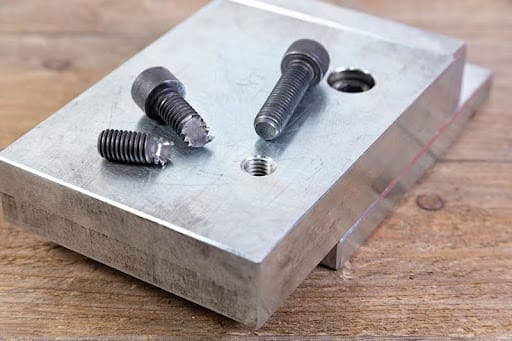 Cách tháo vít bị toét đầu