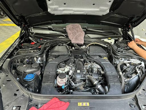 Vệ sinh khoang máy xe thường xuyên chạy qua đường cát bụi 