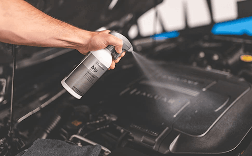 Dùng bình xịt nhẹ lên bề mặt động cơ