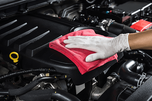 Dùng khăn lau khô toàn bộ khoang máy