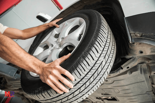 Tháo bánh xe ra khỏi trục xe