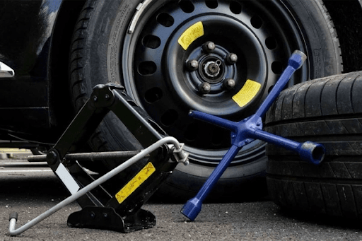 Cần chuẩn bị một số dụng cụ cơ bản để có thể thực hiện tháo bánh xe ô tô