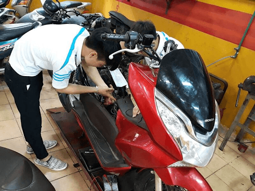 Học nghề sửa xe máy tại tiệm sửa xe