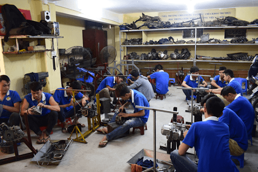 Học sửa xe máy tại trường cao đẳng và trung cấp nghề