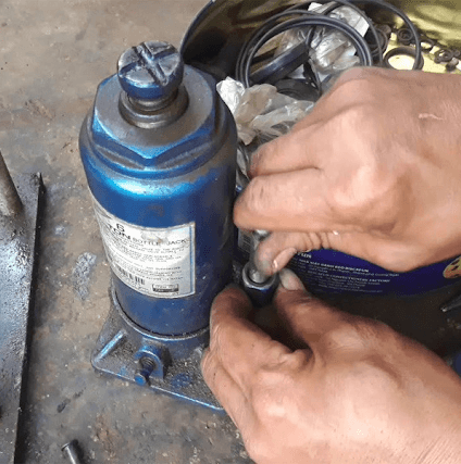 Mất dầu hoặc thiếu dầu thủy lực