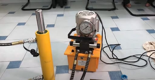 Kích thủy lực ngang