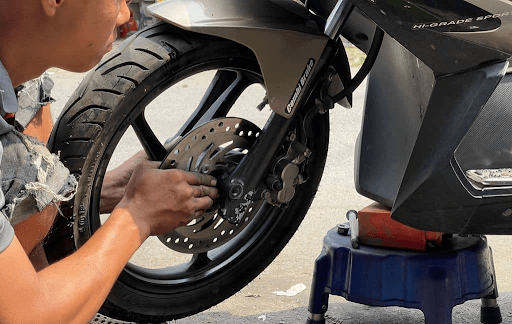 Thay vỏ xe máy có phần đơn giản hơn so với ô tô