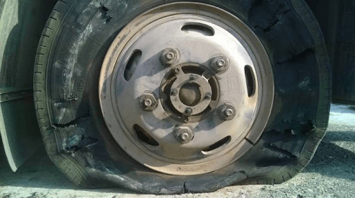 Lốp xe kém chất lượng và không phù hợp dẫn đến nổ lốp