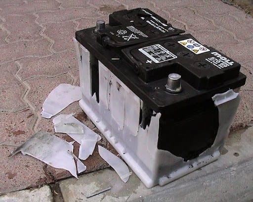 Dấu hiệu ắc quy ô tô hỏng, yếu