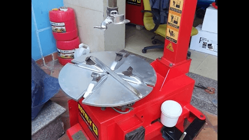 Giá thành máy ra vào lốp xe máy