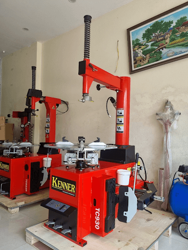 Máy ra vào lốp xe du lịch