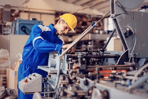 Ngành cơ khí phụ thuộc vào dụng cụ kim khí để gia công chi tiết máy, chế tạo linh kiện và lắp ráp sản phẩm